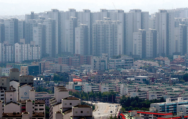 한국의 주거 문화는 분명 아파트로 바뀌고 있다. 다세대주택(연립·빌라)은 아파트보다 편리성과 안전성이 떨어진다.