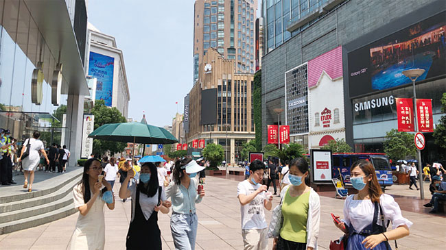 중국 상하이 최대 번화가에 삼성전자(오른쪽), 애플(왼쪽), 화웨이(가운데) 매장이 들어섰다. 사진 연합뉴스