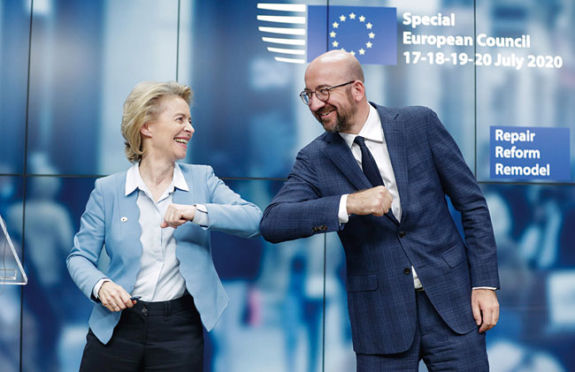 7월 21일(현지시각) 벨기에에서 경제회복기금 협상을 마친 후 우르줄라 폰 데어 라이엔(왼쪽) 유럽연합(EU) 집행위원장과 샤를 미셸 EU 정상회의 상임의장이 팔꿈치 인사를 하고 있다. 사진 AFP연합