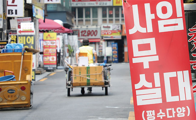 7월 17일 서울 시내 한 건물에 임대 안내문이 붙어 있다. 사진 연합뉴스