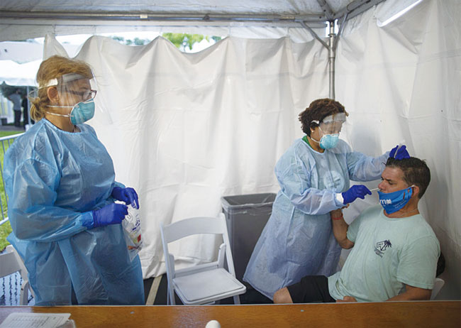 7월 22일 플로리다주 마이애미에서 코로나19 진단 검사를 진행하고 있다. 사진 AFP연합