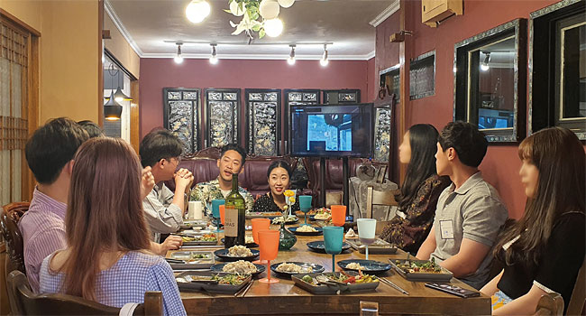 서울 한강로3가의 ‘남의집’에서 집주인 전영우(가운데 왼쪽)씨와 김아나(가운데 오른쪽)씨, 손님 7명이 식사를 하며 대화하고 있다. 사진 이소연 기자