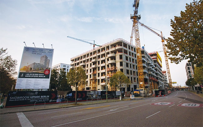 독일 수도인 베를린의 고층 아파트 개발 현장. 사진 블룸버그