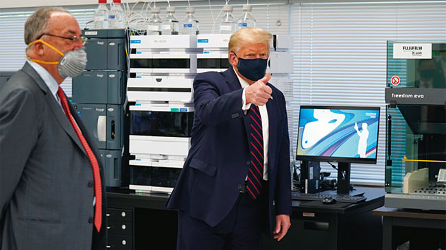 7월 27일 후지필름 다이오신스 바이오테크놀로지스 공장을 방문한 도널드 트럼프 미국 대통령. 사진 AP연합