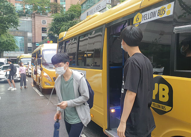 경기도 분당의 한 학원 앞에 정차한 옐로우버스에서 학생들이 내리고 있다. 사진 리버스랩