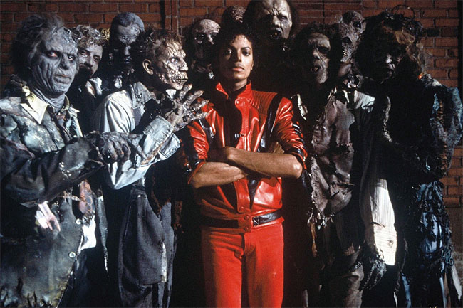 마이클 잭슨(가운데)이 그의 명곡 ‘스릴러(Thriller)’ 뮤직비디오 촬영 중 댄서들과 포즈를 취하고 있다. 사진 IMDB