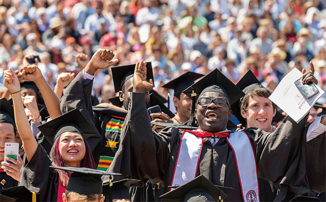 2019년 6월 열린 스탠퍼드대 졸업식에서 경영대학원 졸업생들이 손을 들어 축하하고 있다. 사진 스탠퍼드대