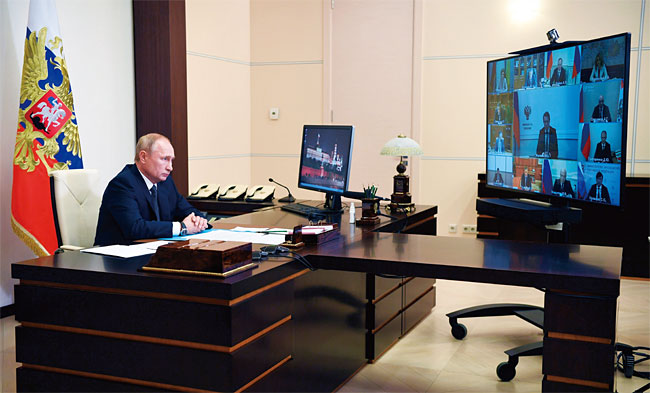 블라디미르 푸틴 러시아 대통령이 8월 11일(현지시각) 모스크바 외곽의 노보 오가료보 관저에서 화상 내각회의를 주재해 “러시아에서 세계 최초로 신종 코로나 바이러스 감염증(코로나19) 백신이 공식 등록됐다”고 밝혔다. 사진 AP연합