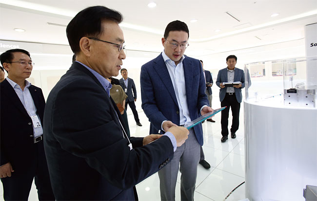 구광모(왼쪽에서 세 번째) LG 대표이사 회장이 2019년 8월 29일 대전에 있는 LG화학 기술연구원을 방문해 전기차 배터리를 살펴보고 있다. 사진 LG
