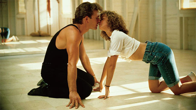 사랑에 빠진 자니(왼쪽·패트릭 스웨이지)와 베이비(제니퍼 그레이)가 열정적인 댄스 연습 중 키스하고 있다. 사진 IMDB