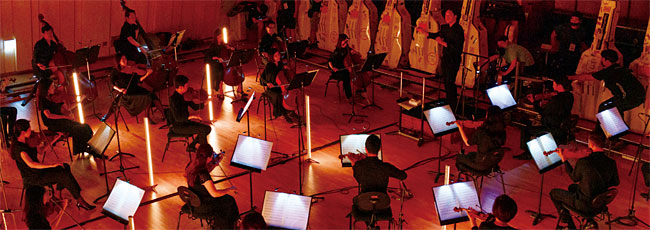 레드벨벳 ‘빨간 맛’은 서울시향과 협업을 통해 팝스 오케스트라 버전으로 재탄생했다. 사진 SM스테이션