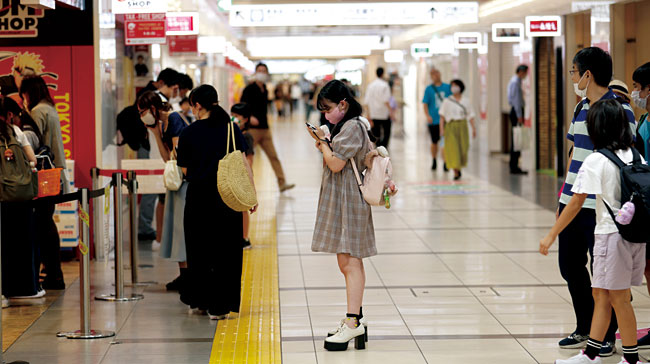 8월 17일 일본 도쿄의 한 쇼핑센터 앞에서 쇼핑객들이 차례를 기다리고 있다. 신종 코로나 바이러스 감염증(코로나19) 확산 위험 탓에 쇼핑센터에 입장할 수 있는 인원이 제한돼 있다. 일본 경제는 2분기 연간 실질 GDP 성장률이 -27.8%를 기록해 사상 최악의 역성장을 보였다. 사진 AP연합