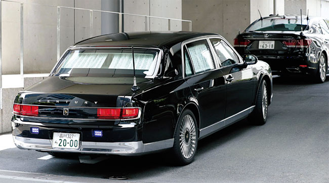아베 신조 일본 총리가 탄 차량이 8월 17일 오전 도쿄 게이오대학 병원 안으로 들어가고 있다. 사진 연합뉴스