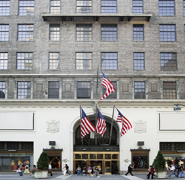 아마존이 위워크로부터 10억달러에 산 뉴욕 맨해튼에 있는 옛 로드앤드테일러 백화점 건물. 사진 블룸버그