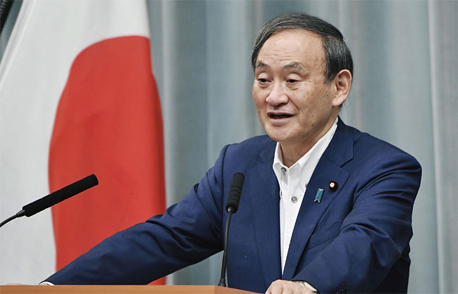 스가 요시히데 일본 관방장관이 9월 1일 오전 도쿄 총리관저에서 열린 기자회견에서 질문에 답하고 있다. 사진 연합뉴스