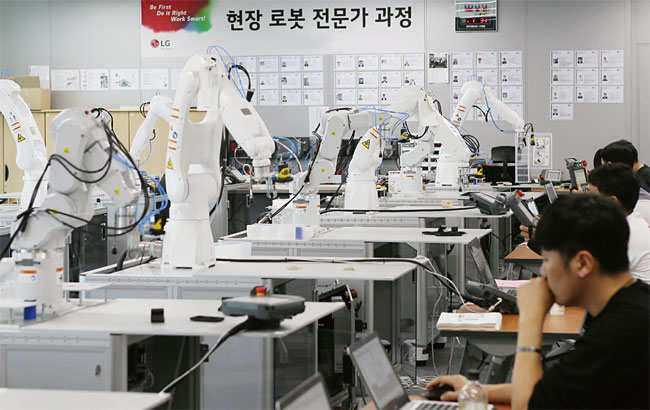 LG전자 협력사 직원들이 경기도 평택 LG전자 러닝센터에서 로봇 자동화 교육을 받고 있다. 사진 LG