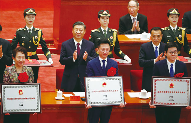 시진핑 중국 국가주석(왼쪽 세 번째)이 9월 8일 베이징 인민대회당에서 열린 코로나19 퇴치 표창대회에서 수상자들에게 박수를 보내고 있다. 사진 AP연합