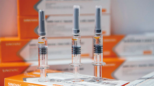 시노백바이오테크의 코로나19 백신 후보 제품이 중국 국제서비스무역박람회에 전시돼 있다. 사진 AFP연합