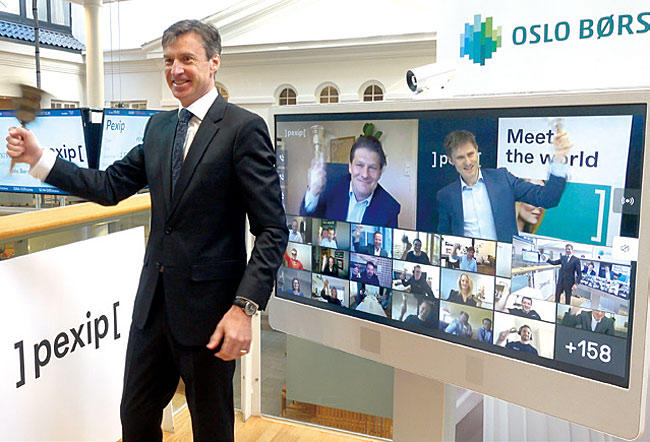 에이빈 아문센 노르웨이 오슬로 증권거래소 최고경영자가 5월 14일 펙십의 상장을 축하하며 벨을 흔들고 있다. 이날 기업공개(IPO) 행사는 유럽 최초로 화상회의 방식으로 열렸다. 사진 펙십