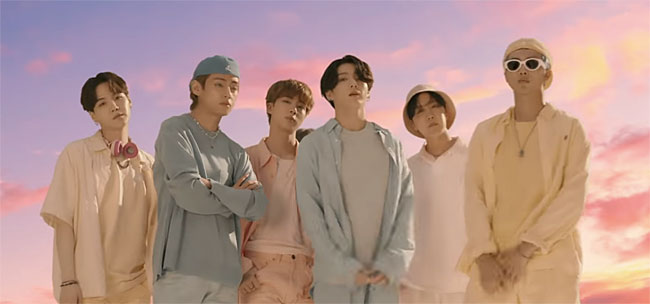 방탄소년단(BTS)의 신곡 ‘다이너마이트’ 뮤직비디오의 한 장면. 사진 유튜브