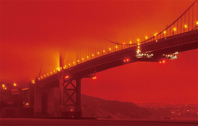 9월 9일 오전 11시(현지시각) 미국 캘리포니아주 샌프란시스코 금문교 일대가 미국 서부 해안 지역에서 발생한 대형 산불의 여파로 주황색 연무에 휩싸여 있다. 사진 AP연합