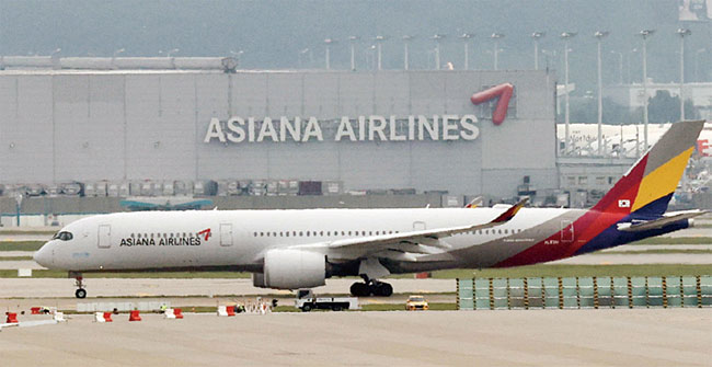 9월 11일 인천국제공항에서 아시아나항공 항공기가 활주로를 이동하고 있다. 사진 연합뉴스
