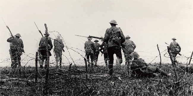1916년 솜 전투 당시에 진지를 박차고 적진으로 돌격하는 영국군. 이들 모두는 전사한 것으로 알려진다. 이처럼 참호전은 공격자가 매우 불리한 싸움이어서 특단의 대책이 요구되었다. 사진 영국 국방부