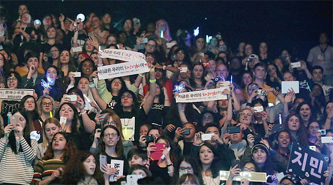 프랑스 파리에서 열린 K팝 콘서트 ‘KCON’에서 프랑스 K팝 팬들이 열광하고 있다. 사진 위키피디아