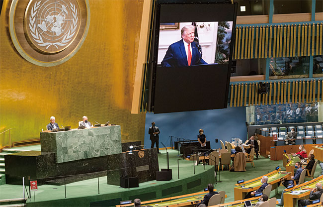 9월 22일(현지시각) 미국 뉴욕 유엔 본부에서 막을 올린 제75회 유엔 총회. 도널드 트럼프 미국 대통령의 일반 토의 기조연설 사전 녹화 영상이 재생 중이다. 사진 AP연합