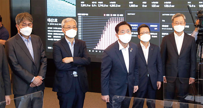 성윤모(왼쪽 세 번째) 산업부 장관이 ‘에너지 혁신 기업 간담회’에 참석했다. 사진 연합뉴스