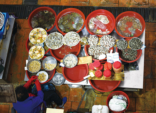 전라남도 장흥의 토요시장에서 상인들이 갖가지 해산물을 팔고 있다. 사진 이우석