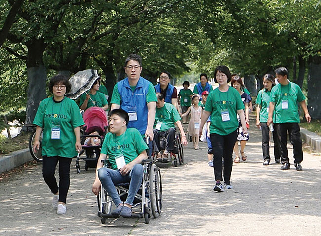 한국노바티스 임직원 봉사단 등 총 80여 명이 서울 올림픽공원에서 환자 및 환자 가족의 심신 건강을 도모하는 ‘숲 치유’ 프로그램에 참여하고 있다. 사진 한국노바티스