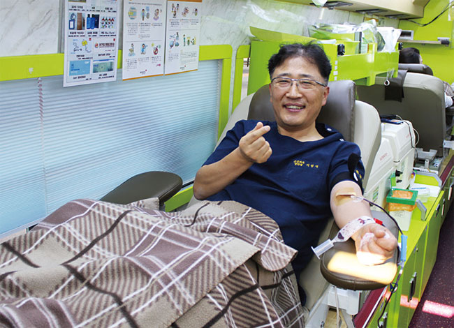 서범석 건누리병원 병원장이 직원들과 헌혈하고 있다. 사진 건누리병원