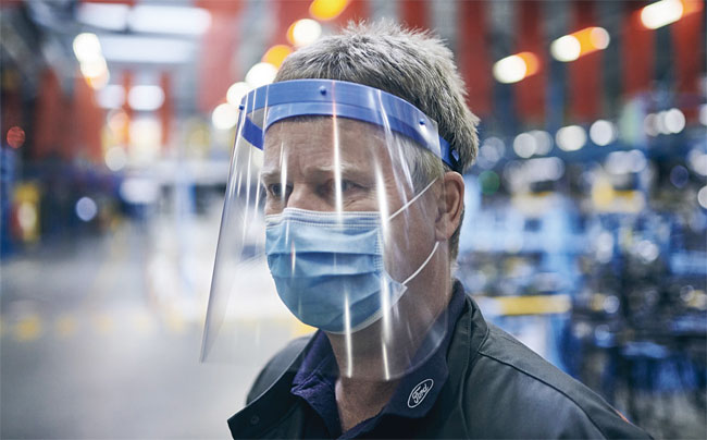포드 직원이 회사가 생산한 안면 보호대를 착용하고 있다. 사진 포드
