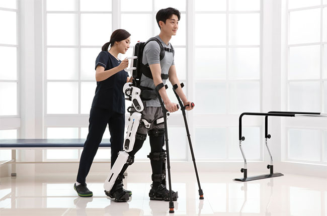 한 남성이 로봇 스타트업 엔젤로보틱스가 개발한 보행 재활 훈련용 로봇 ‘엔젤렉스 M’을 입고 걷는 연습을 하고 있다. 사진 엔젤로보틱스