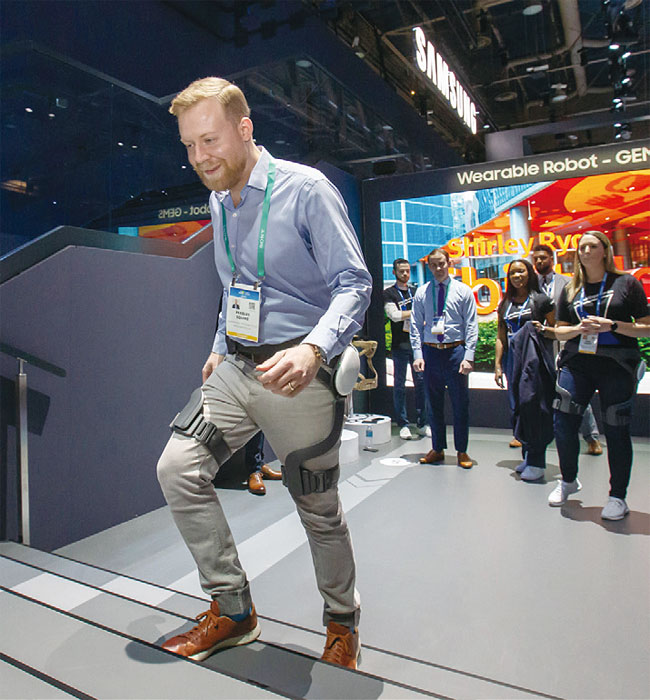 미국 라스베이거스에서 열린 세계 최대 IT 전시회 ‘CES 2020’을 찾은 한 관람객이 삼성전자의 웨어러블 보행 보조 로봇 ‘젬스 힙’을 착용한 뒤 걷고 있다. 사진 삼성전자