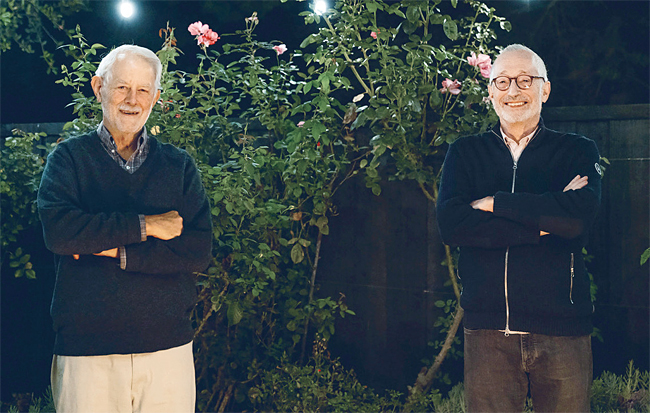 올해 노벨 경제학상 수상자인 폴 밀그럼(72·오른쪽) 미 스탠퍼드대 교수와 로버트 윌슨(83) 스탠퍼드대 명예 교수. 사진 로이터연합