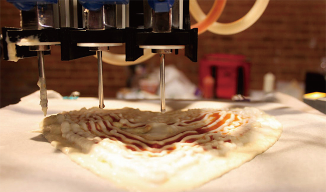 ‘비헥스’의 3D 푸드 프린터 ‘셰프3D’ 가 피자를 만드는 중이다. 사진 테크인사이더