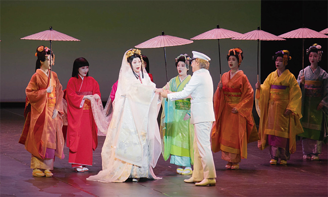 얼마 전 타계한 일본 패션 디자이너 다카다 겐조는 오페라 ‘나비 부인’ 의상 디자인으로 재기를 모색했다. 사진 도쿄 니키카이 오페라 시어터