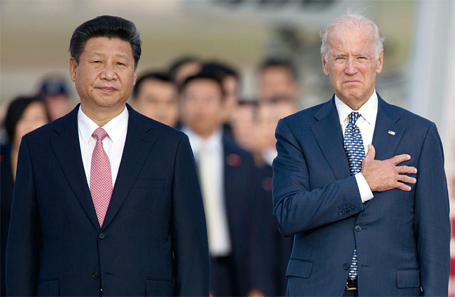 조 바이든(오른쪽) 민주당 대선 후보가 부통령이던 2015년 9월 앤드루스 공군기지에서 시진핑 중국 국가주석과 함께 서 있다. 사진 AP연합