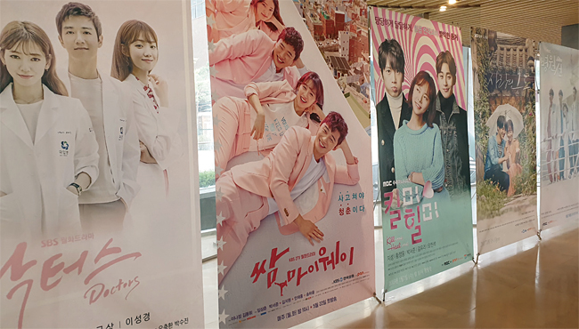 10월 22일 서울 상암동 팬엔터테인먼트 사옥 1층에 다양한 드라마 포스터가 전시돼 있다. 사진 최상현 기자
