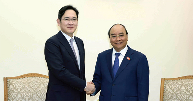 이재용(왼쪽) 삼성전자 부회장과 응우옌 쑤언 푹 총리. 사진 연합뉴스·VNA