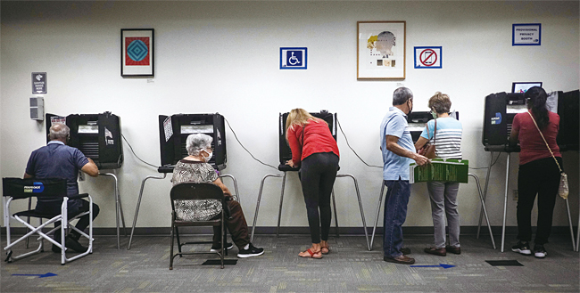 10월 19일(현지시각) 미국 플로리다주 마이애미에서 시민들이 대통령 선거 사전투표를 하고 있다. 사진 EPA연합