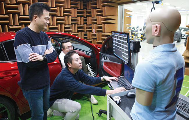 김동진(왼쪽 첫 번째) 현대차 인포테인먼트 설계3팀 팀장은 “‘자동차에서 삶의 동반자로’라는 현대차의 비전이 사운드 개발 철학과도 맥락을 같이 하는 것 같다”고 말했다. 사진 현대차