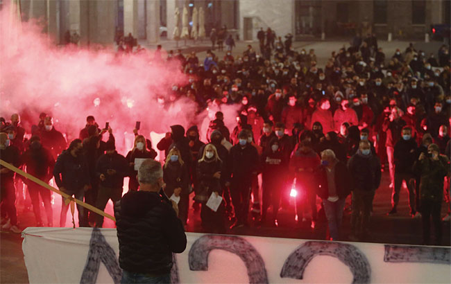 11월 2일(현지시각) 이탈리아 브레시아에서 정부의 봉쇄 정책에 반대하는 시민들이 시위에 참여하고 있다. 사진 EPA연합