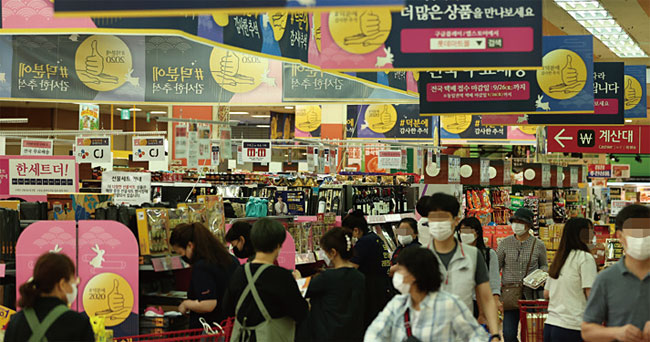 서울 시내 한 대형마트. 영업 규제로 대형마트 임대매장 매출이 줄었다는 조사 결과가 나왔다. 사진 연합뉴스
