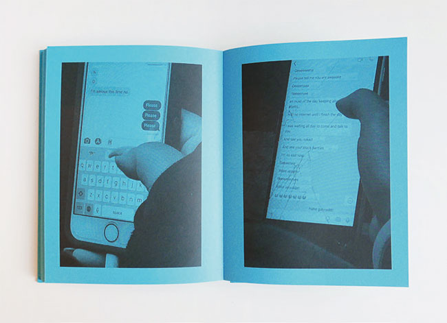 사진은 푸른색 종이에 흑백으로 인쇄됐다. 사진 김진영