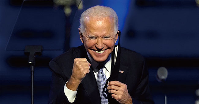 조 바이든 미국 대통령 당선인이 11월 7일(현지시각) 지지자들을 향해 활짝 웃고 있다. 사진 AP연합