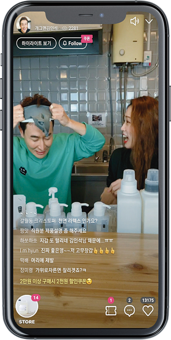 ‘그립’ 라이브 커머스 방송 중 개그맨 김인석(왼쪽)씨가 고무장갑이 튼튼한지 확인해보고 싶다는 소비자의 댓글에 응답하기 위해 머리에 장갑을 쓰고 있다. 사진 그립