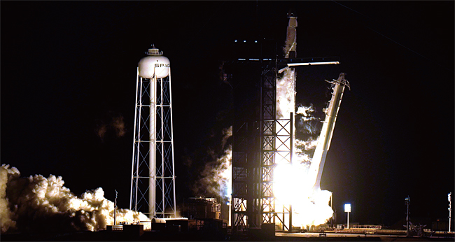 미국 우주 기업 스페이스X의 유인 우주선이 11월 15일(현지시각) 플로리다주 케이프커내버럴에 있는 미국 항공우주국(NASA) 케네디우주센터 발사대에서 이륙하고 있다. 사진 AP연합